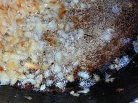 Спаржа по-корейски. Соевая спаржа Фучжу. - Лук я удалила шумовкой, он у меня в жареные пирожки пойдет - в начинку