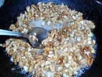 Ореховый крем - Карамелизация грецких орехов, кстати их можно и не карамелизировать, а тупо потолочь, или вообще не толочь. Так добавить и все. Без скорлупы только :)))