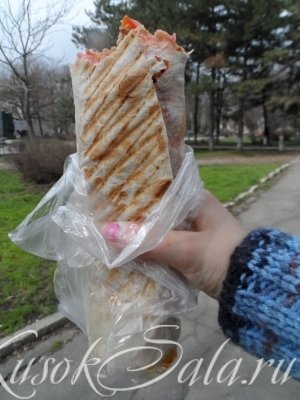 В хрустящем - чуть поджареном лаваше Шаурма дома . В хрустящем - чуть поджареном лаваше