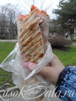 С огромной кучей мяса и вкуснейших овощей Шаурма дома . С огромной кучей мяса и вкуснейших овощей