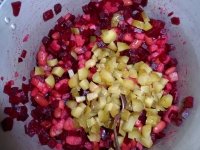 Винегрет с фасолью и квашеной капустой - Огурчики - последний недостающий ингредиент, кроме растительного масла и соли.