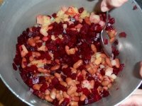 Винегрет с фасолью и квашеной капустой - После каждого добавления овощей я перемешиваю как следует винегрет