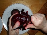 Винегрет с фасолью и квашеной капустой - Свеклу еще очистить нужно