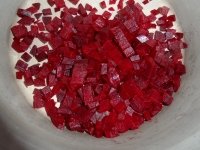 Винегрет с фасолью и квашеной капустой - Мелкими кубиками нарубленая свекла - я думаю, что свекла - главный ингредиент винегрета. Она дает ему характерный цвет.