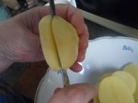 Картофель Фри без фритюрницы - Картошку (крупную) нарезаю дольками вдоль