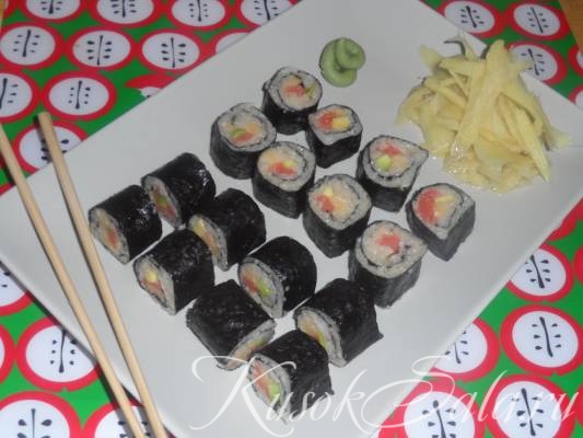 Горячие роллы в кляре с кунжутом .